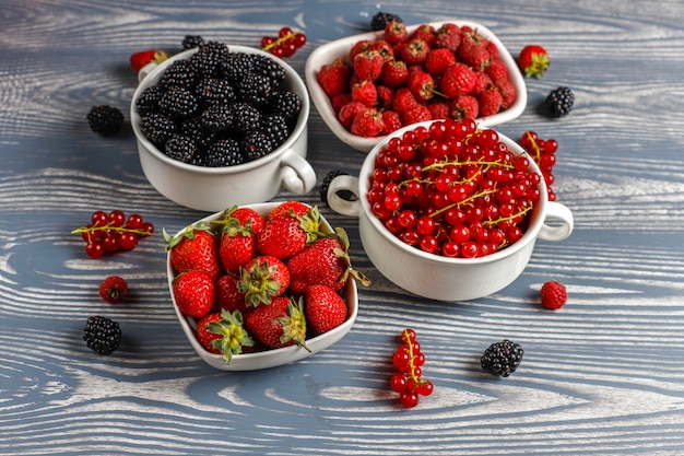 Verschiedene frische Sommerbeeren, Blaubeeren, rote Johannisbeeren, Erdbeeren, Brombeeren, Draufsicht.