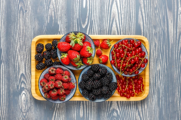 Verschiedene frische Sommerbeeren, Blaubeeren, rote Johannisbeeren, Erdbeeren, Brombeeren, Draufsicht.