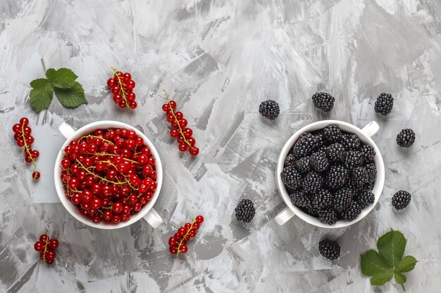 Verschiedene frische Sommerbeeren, Blaubeeren, rote Johannisbeeren, Erdbeeren, Brombeeren, Draufsicht.