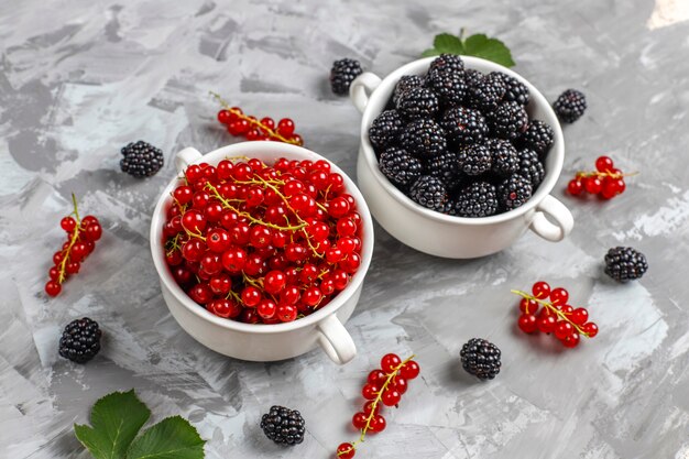 Verschiedene frische Sommerbeeren, rote Johannisbeeren, Brombeeren, Draufsicht.