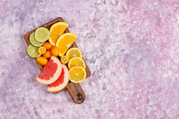 Kostenloses Foto verschiedene frische zitrusfrüchte, zitrone, orange, limette, grapefruit, kumquats.