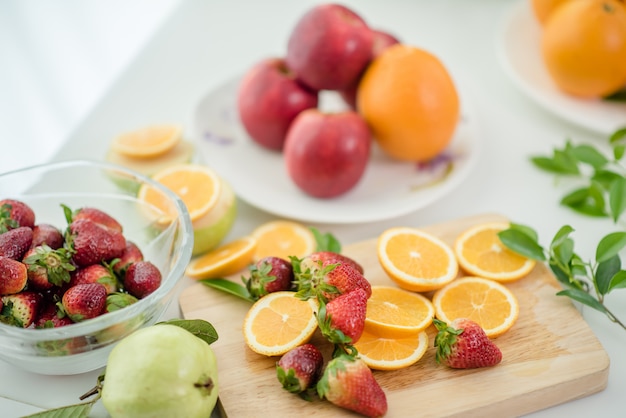 Verschiedene Früchte, Gesundheitspflege und gesundes Konzept essend