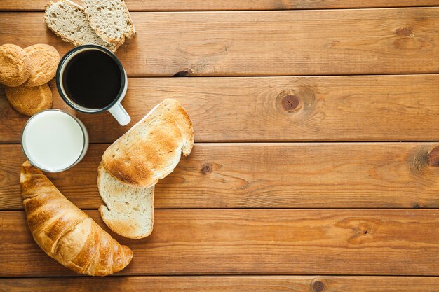 Verschiedene gebackene Brötchen mit Kaffee