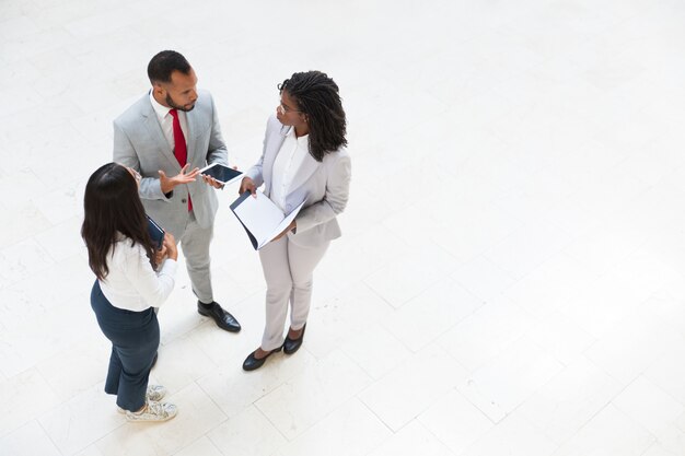 Verschiedene Geschäftskollegen, die Arbeitsfragen besprechen