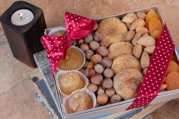 Verschiedene getrocknete Früchte und Nüsse auf Geschenkbox.