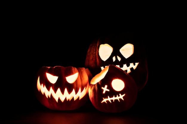 Kostenloses Foto verschiedene gruselige halloween-kürbisschnitzereien