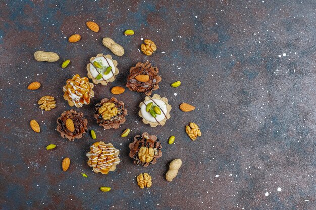 Verschiedene hausgemachte Mini-Törtchen mit Nüssen und Schokoladencreme.