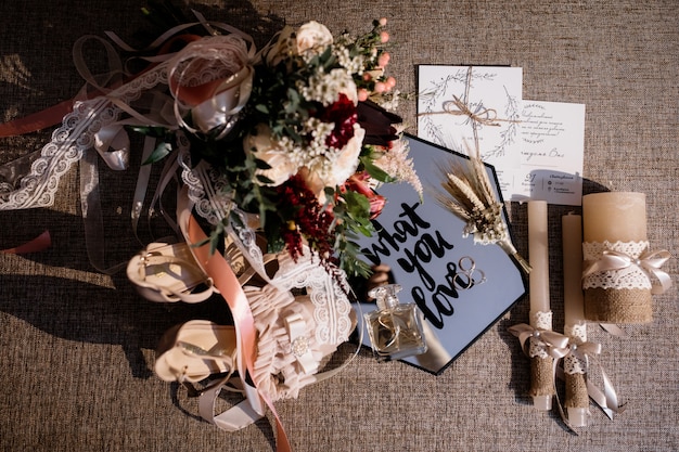 Verschiedene Hochzeitseinzelteile auf dem Sofa