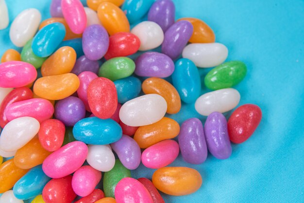 Verschiedene Jelly Beans auf blauem Hintergrund