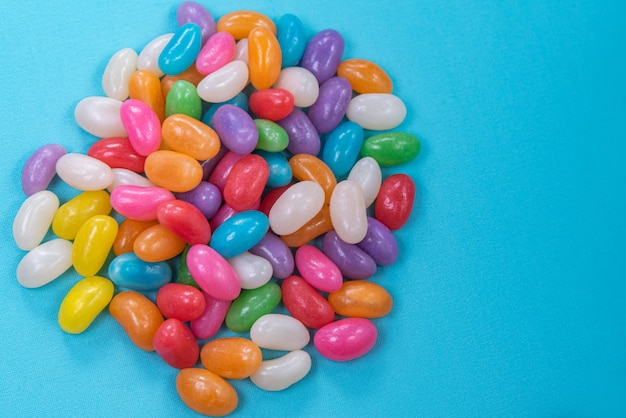 Verschiedene Jelly Beans auf blauem Hintergrund