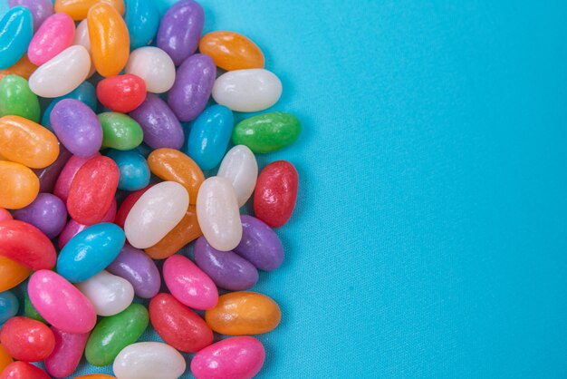 Verschiedene Jelly Beans auf blauem Hintergrund