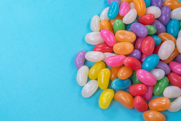 Verschiedene Jelly Beans auf blauem Hintergrund