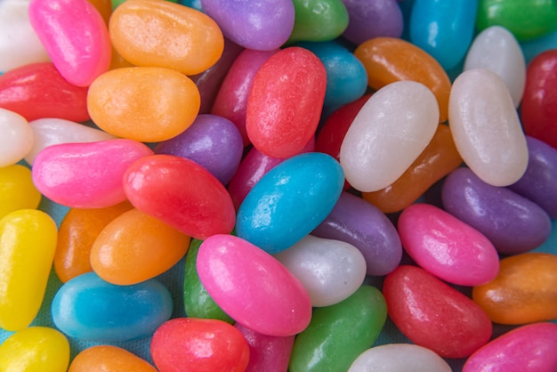 Verschiedene Jelly Beans auf blauem Hintergrund