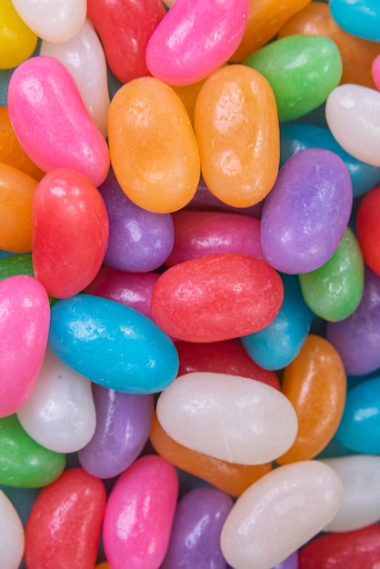 Verschiedene Jelly Beans auf blauem Hintergrund