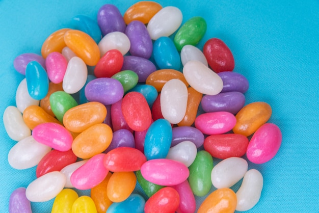 Verschiedene Jelly Beans auf blauem Hintergrund