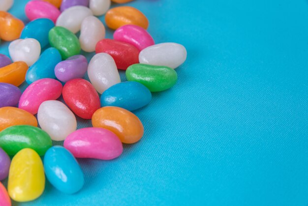 Verschiedene Jelly Beans auf blauem Hintergrund