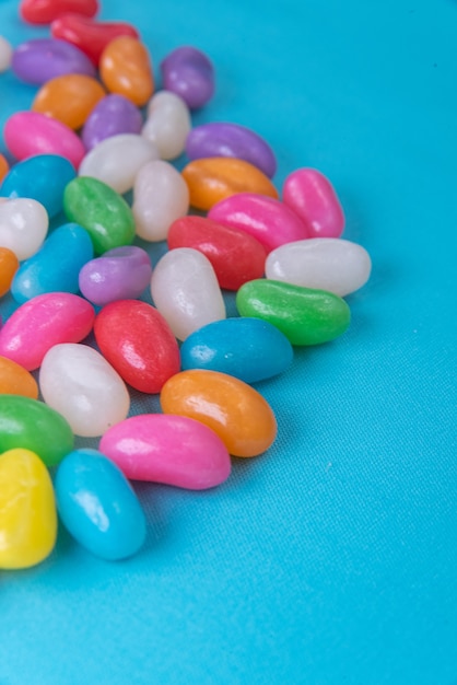 Verschiedene jelly beans auf blauem hintergrund