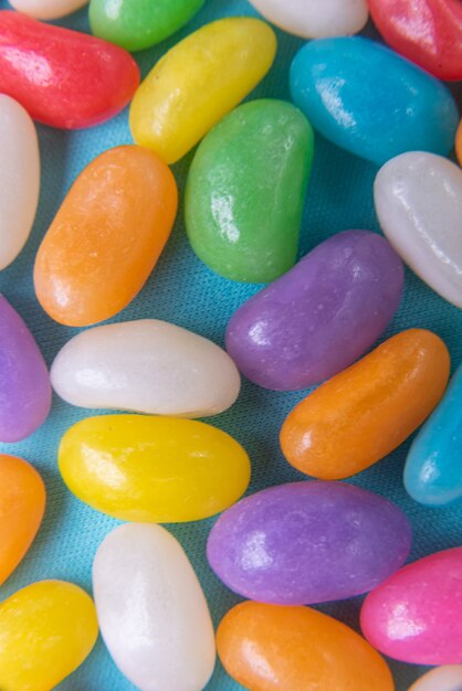 Verschiedene Jelly Beans auf blauem Hintergrund