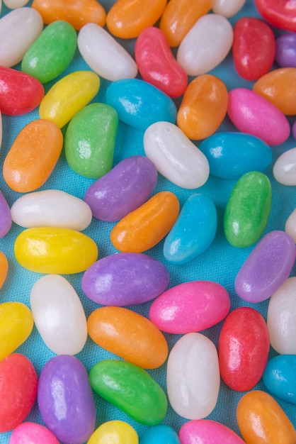Verschiedene Jelly Beans auf blauem Hintergrund