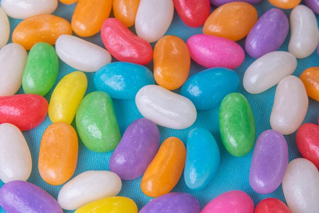 Verschiedene Jelly Beans auf blauem Hintergrund
