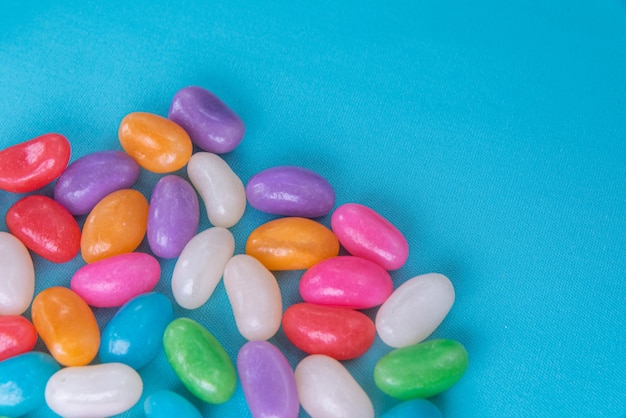 Verschiedene Jelly Beans auf blauem Hintergrund