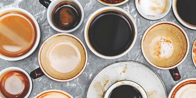 Verschiedene Kaffeetassen auf Marmorhintergrund