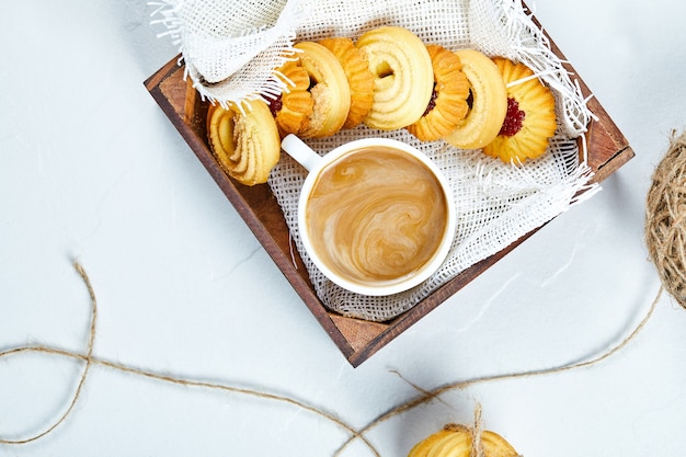 Verschiedene Kekse und Kaffee auf weißem Hintergrund. Hochwertiges Foto