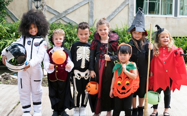 Kostenloses Foto verschiedene kinder in halloween-kostümen