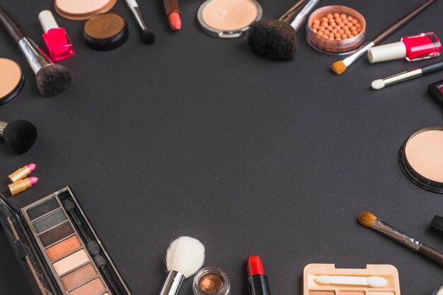 Verschiedene kosmetische Produkte, die Kreisform auf schwarzem Hintergrund bilden