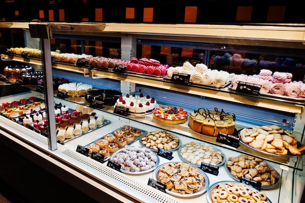 Kostenloses Foto verschiedene kuchen in supermarktregalen zum verkauf