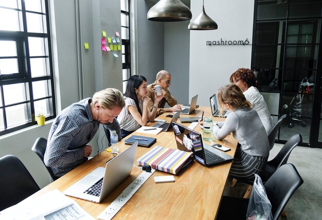 Verschiedene Leute, die in einem Büro arbeiten