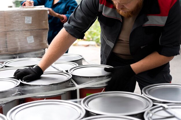Verschiedene Leute, die sich um die Lagerlogistik kümmern
