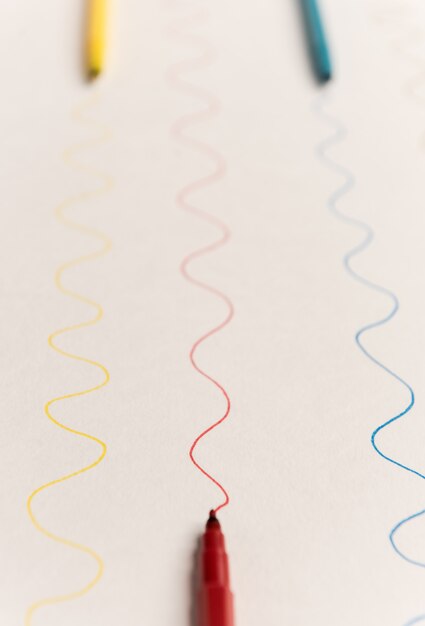 Verschiedene Linien mit bunten Markierungen auf weißem Papier gemalt