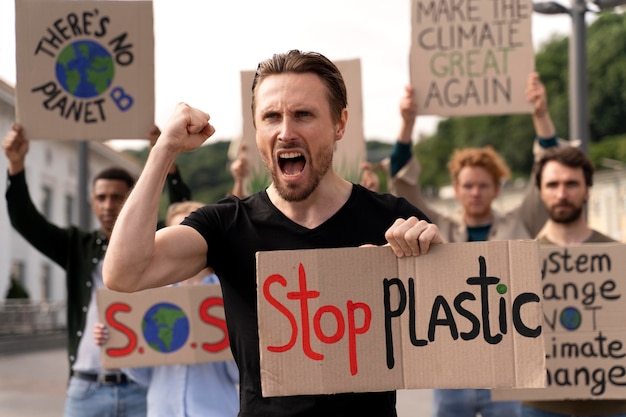 Verschiedene Menschen schließen sich einem Protest gegen die globale Erwärmung an