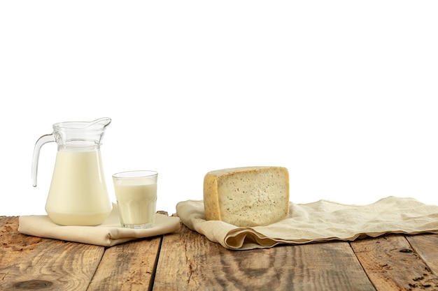 Verschiedene Milchprodukte, Käse, Sahne, Milch auf Holztisch