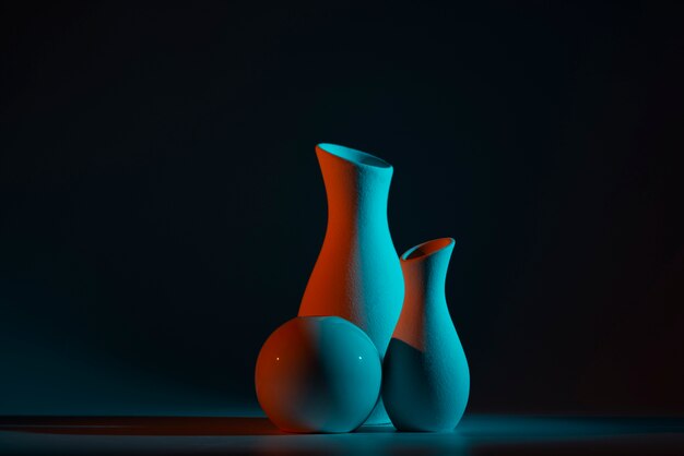 Verschiedene moderne Vasen mit blauem und rotem Licht