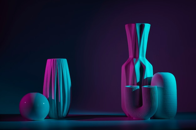 Verschiedene moderne Vasen mit blauem und violettem Licht