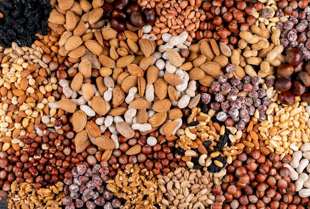 Verschiedene Nüsse und getrocknete Früchte mit Pekannuss, Pistazien, Mandel, Erdnuss, Cashew, Pinienkernen Draufsicht