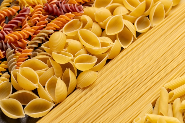Verschiedene Pasta-Anordnung im hohen Winkel