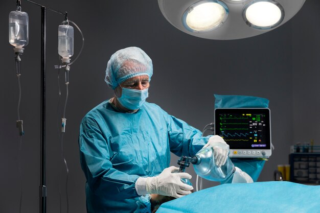 Verschiedene Ärzte führen einen chirurgischen Eingriff durch