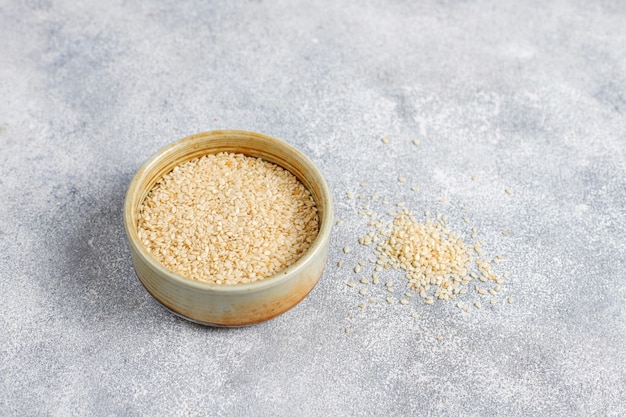 Verschiedene Samen - Sesam, Leinsamen, Sonnenblumenkerne, Kürbiskerne für Salate.