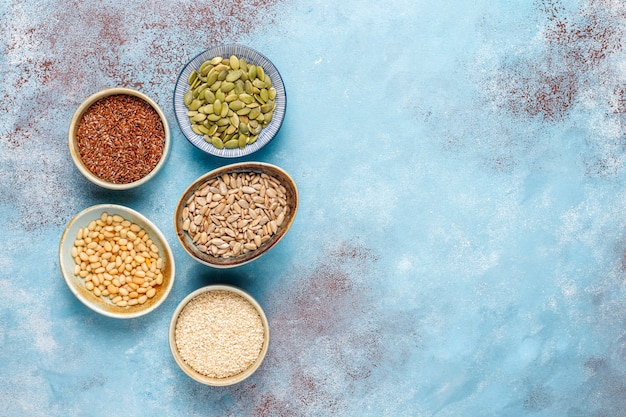 Verschiedene Samen - Sesam, Leinsamen, Sonnenblumenkerne, Kürbiskerne für Salate.