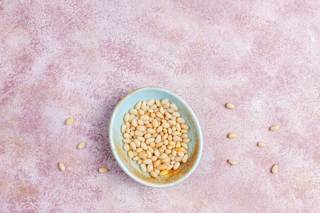 Verschiedene Samen - Sesam, Leinsamen, Sonnenblumenkerne, Kürbiskerne für Salate.