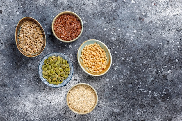 Verschiedene Samen - Sesam, Leinsamen, Sonnenblumenkerne, Kürbiskerne für Salate.