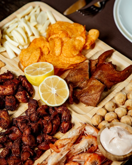 Verschiedene Snacks auf Teller für Bier