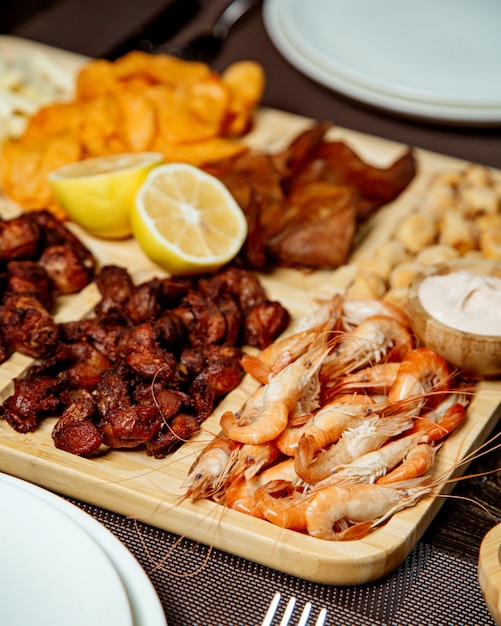 Verschiedene Snacks für Bier mit Zitrone