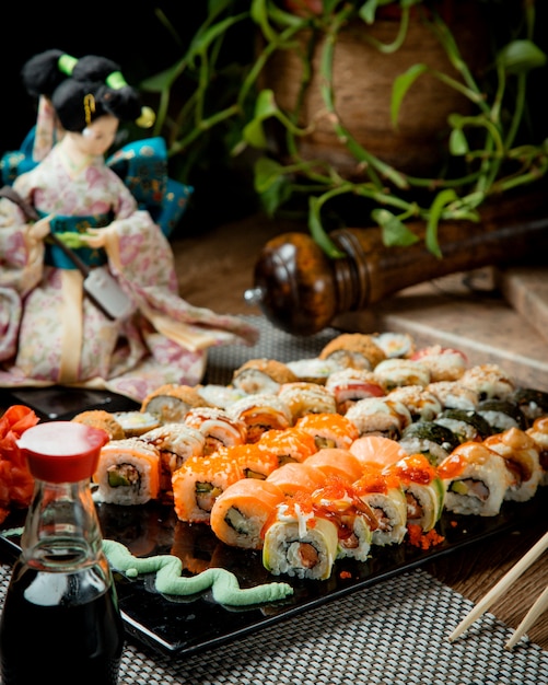 verschiedene Sushi auf einem Tablett mit Wasabi und Sojasauce
