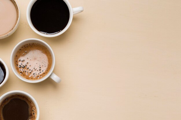 Verschiedene Tassen Kaffeeanordnung mit Kopierraum