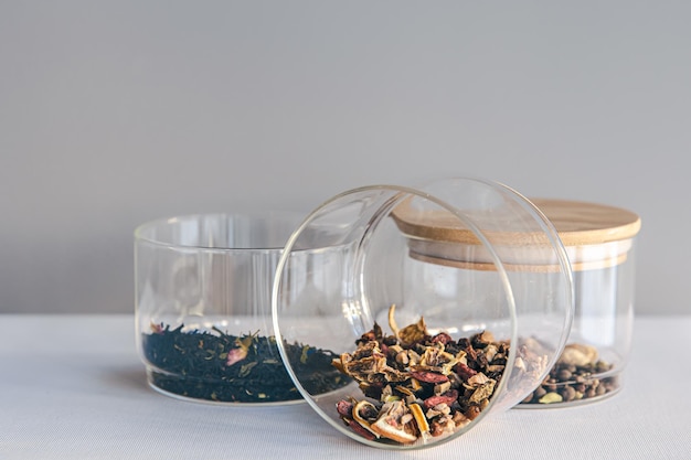 Verschiedene Teesorten in Glasgefäßen auf hellem Hintergrund isoliert