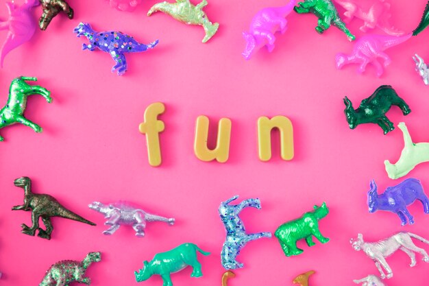 Verschiedene Tierspielzeugfiguren Hintergrund mit dem Wort Spaß